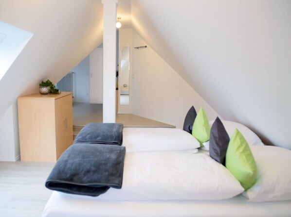 1 habitación, tabla de planchar con plancha, cuna de viaje y wifi 