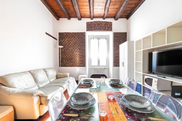 TV - GuestHost - NEW! APT close to P.TA ROMANA & Bocconi University (Milano)