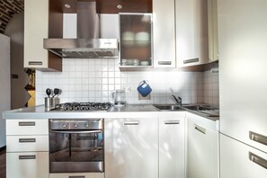 Kylskåp, mikrovågsugn, ugn och spishäll