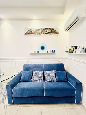 Apartment | Wohnbereich | 30-Zoll-Fernseher mit Digitalempfang