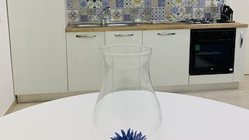 Apartment | Eigene Küche | Kühlschrank, Ofen, Herdplatte, Wasserkocher mit Kaffee-/Teezubehör