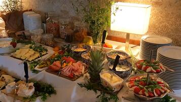TĂ€gliches FrĂŒhstĂŒcksbuffet (19.5 EUR pro Person)