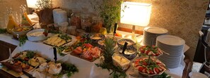 Petit déjeuner buffet (19.5 EUR par personne)