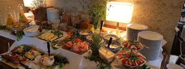 Petit déjeuner buffet (19.5 EUR par personne)