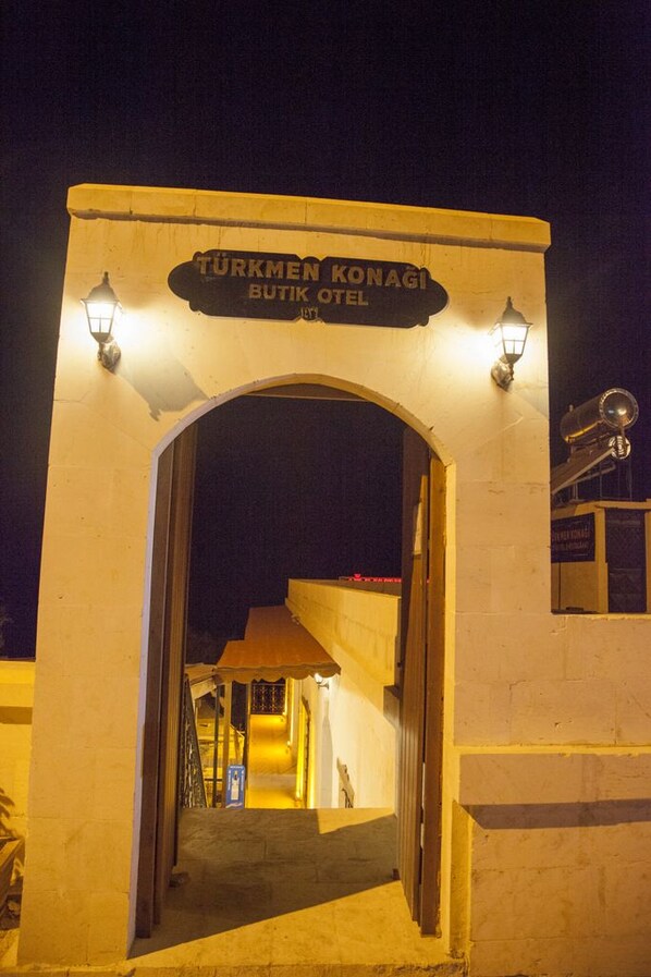 A hotel entrance with a sign reading 'TURKMEN KONAGI BUTIK OTEK.' - Turkmen Konagi Halfeti Butik Otel (Halfeti)