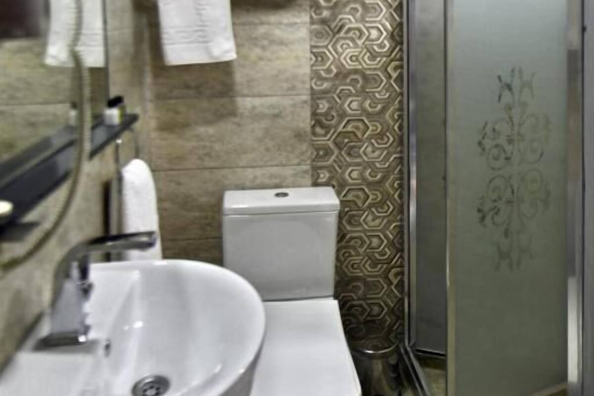 traditional triple room | bathroom | hydromassage showerhead, free toiletries, hair dryer, slippers