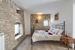 3 bedrooms, in-room safe, iron/ironing board, travel cot