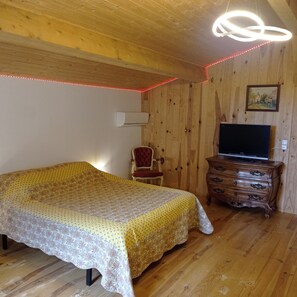 2 bedrooms, iron/ironing board, travel cot, WiFi