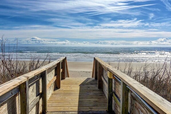 Beach nearby - "Pelican Cabana" - 3 Bed Townhome - Community Pool & Beach Access! (Surf City)