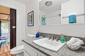 Combined shower/bathtub, hair dryer, towels, soap - Perfect Family Beach House. Walk out gate to Amazing Beach. (Waialua)