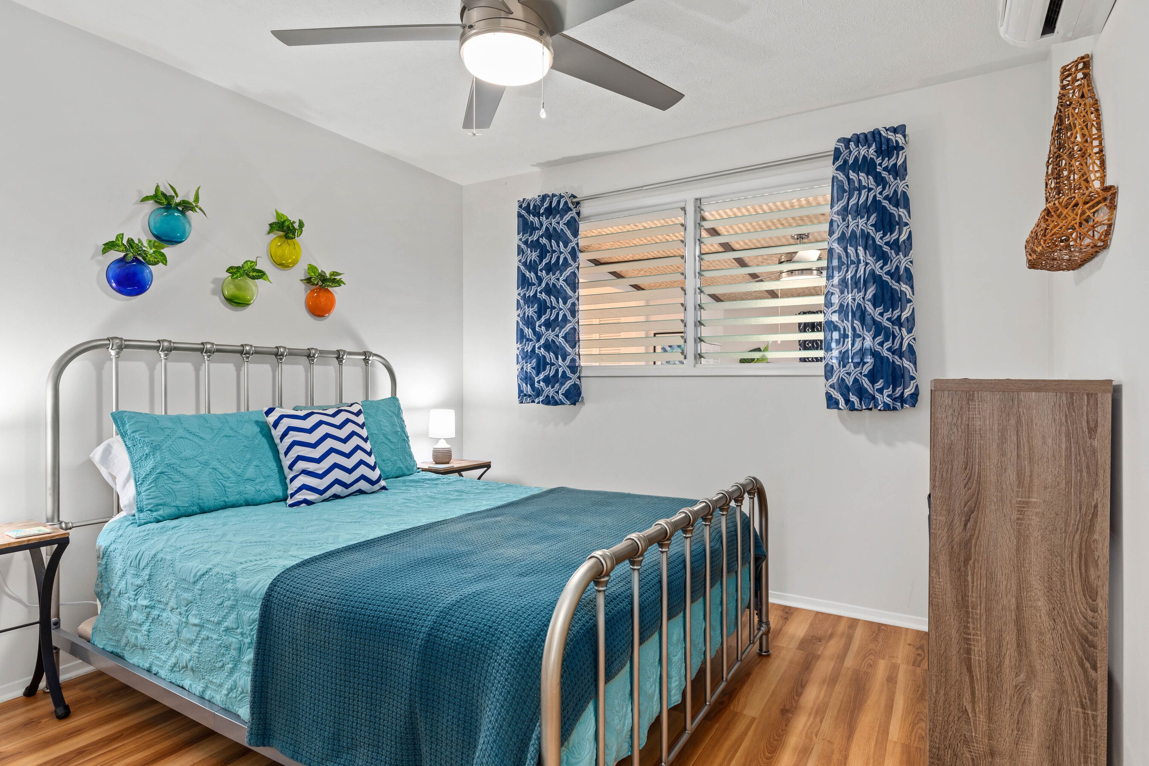 4 bedrooms, desk, iron/ironing board, travel crib