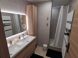 Douche, séchoir à cheveux, serviettes fournies, savon