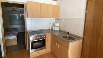 Fridge, oven, stovetop, coffee/tea maker