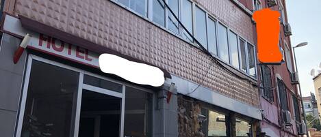 Vista frontal de la propiedad