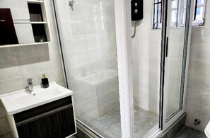Apartment | Bathroom | Shower, towels, shampoo