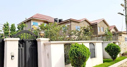 Comfy & Cozy Hideout ~ Close to Highway ~parking