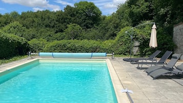 Una piscina al aire libre, una piscina climatizada