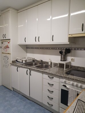 Refrigerador, microondas, horno y parrilla de estufa 