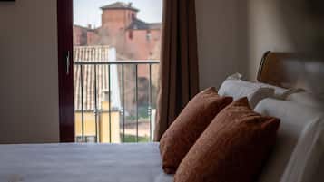 Superior Room, 1 King Bed, Kitchenette | 1 bedroom, in-room safe, desk, laptop workspace