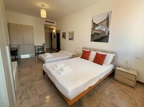 Comfort Room | In-room safe, desk, laptop workspace, blackout drapes - EGO' FERRARA RESIDENCE (Ferrara)