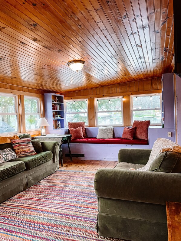 Smart TV, fireplace, books - ✨Priest Cottage🏡 Lakeside 🌲 Canoe 🛶 Fishing 🎣 Grill (Erieville)