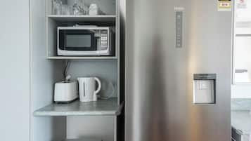 Mikrowelle, Wasserkocher mit Kaffee-/Teezubehör