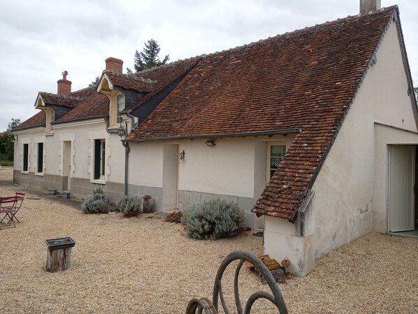 Exterior - Longère ideally located for visiting the chateaux of the Loire Valley (Cormeray)