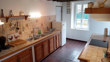 Frigorífico, microondas, horno y placa de cocina