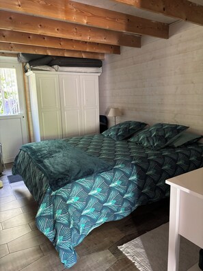 1 quarto, ferros/tábuas de passar roupa, berço de viagem