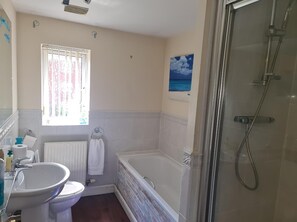 House | Bathroom | Separate tub and shower, deep soaking tub, hair dryer, towels - Stunning 4-bed House in Walsall (Walsall)