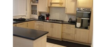 Stunning 4-bed House in Walsall