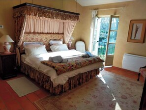 4 bedrooms, iron/ironing board, free WiFi, bed sheets