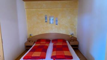 2 bedrooms, travel cot, free WiFi, bed sheets