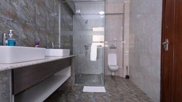 Combined shower/bathtub, towels