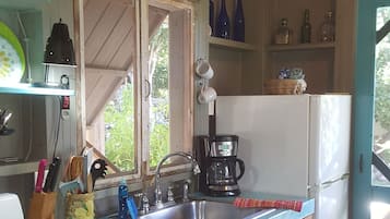 Køleskab/fryser i fuld størrelse, mikrobølgeovn, ovn, kogeplade