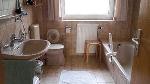 Een douche, een haardroger, handdoeken, zeep