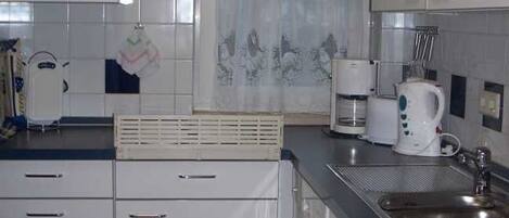 Réfrigérateur, four à micro-ondes, lave-vaisselle, cafetiÚre-théiÚre