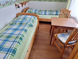 2 slaapkamers, een strijkplank/strijkijzer, reisbedje, wifi