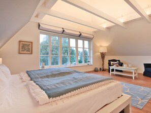 4 bedrooms, in-room safe, iron/ironing board, travel crib