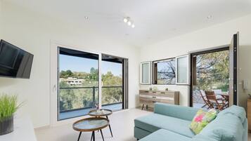 Villa, 3 Bedrooms, Private Pool | Ruang tamu | 50 inci televisyen skrin rata dengan kabel, TV