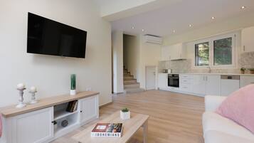 Villa, 3 Bedrooms, Private Pool | Ruang tamu | 50 inci televisyen skrin rata dengan kabel, TV