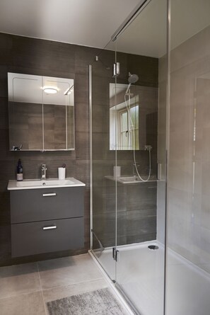 Badewanne, kostenlose Toilettenartikel, Haartrockner, Handtücher