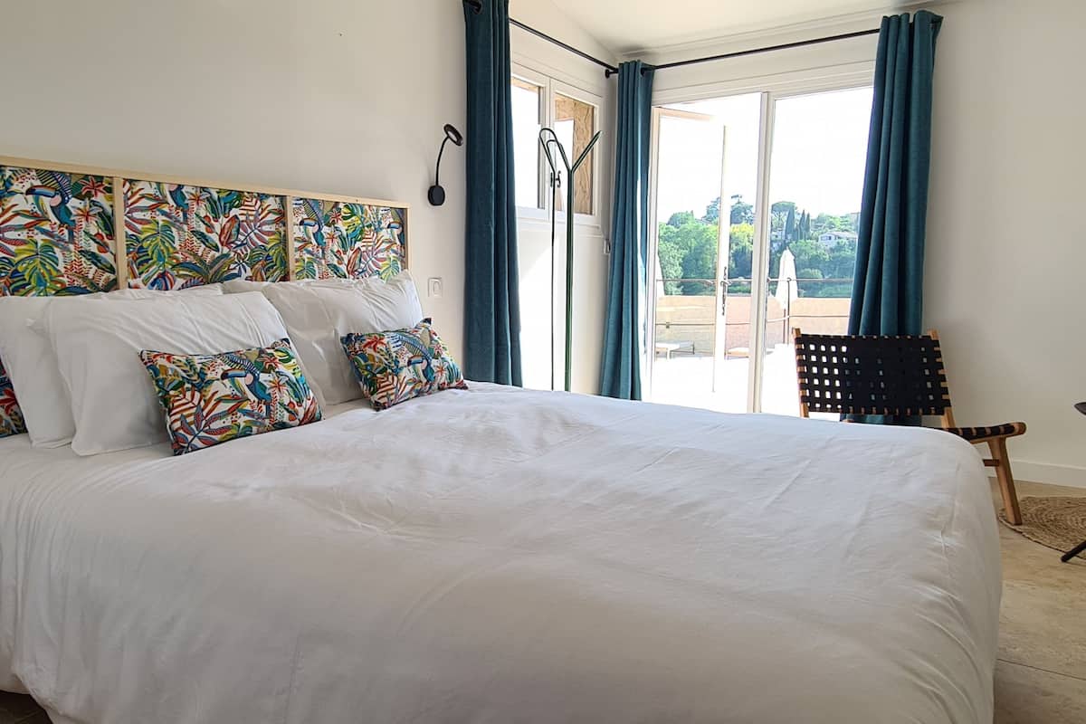 Klassieke kamer | Een minibar, een kluis op de kamer, geluiddichte muren, gratis wifi