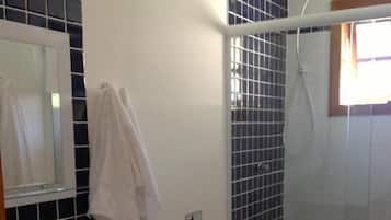 Quarto triplo clássico | Banheiro | Banheira, toalhas de banho