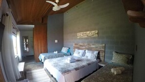 A hotel room with two beds, a wooden ceiling, and a large wall art piece. - Pousada Casa da Aroeira (Búzios)