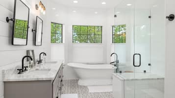 House, 5 Bedrooms | Bathroom | Towels, shampoo