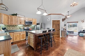 Casa, 2 habitaciones | Cocina privada | Refrigerador, microondas, horno y parrilla de estufa 