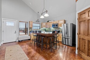 Casa, 2 habitaciones | Cocina privada | Refrigerador, microondas, horno y parrilla de estufa 