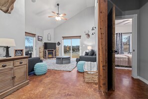 Casa, 2 habitaciones | Área de sala de estar | Smart TV y chimenea 