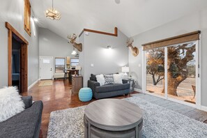 Casa, 2 habitaciones | Área de sala de estar | Smart TV y chimenea 